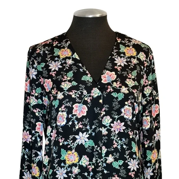 Banana Republic - Drapey Floral Long Sleeve V-Neck Blouse – Small - Picture 3 of 11